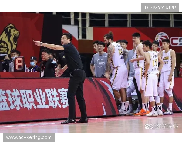 广东宏远连续夺胜，争夺冠军目标坚定！，广东宏远队总冠军领奖画面