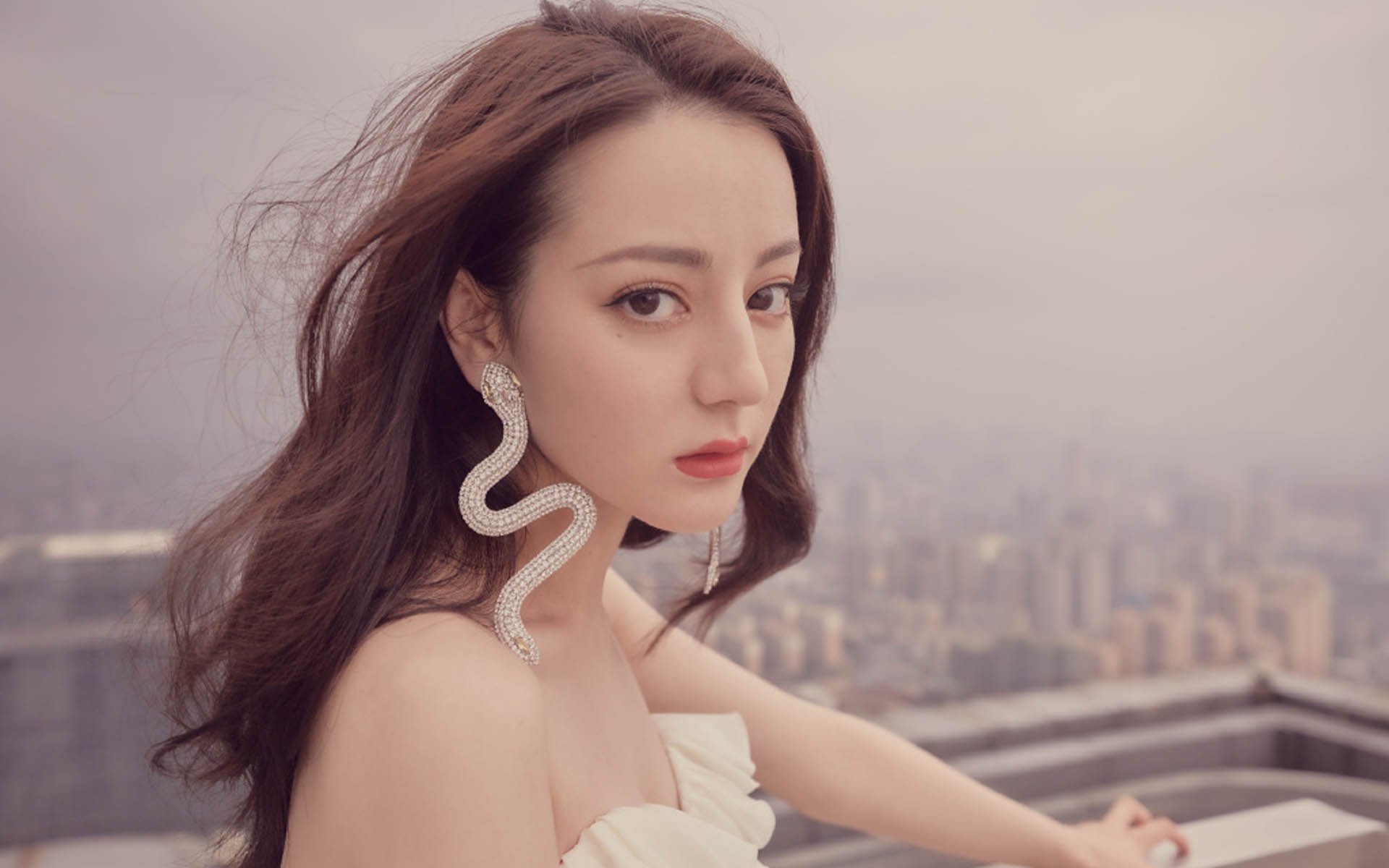 湖人三连胜 詹眉组合找回统治力,湖人詹姆斯连进三分